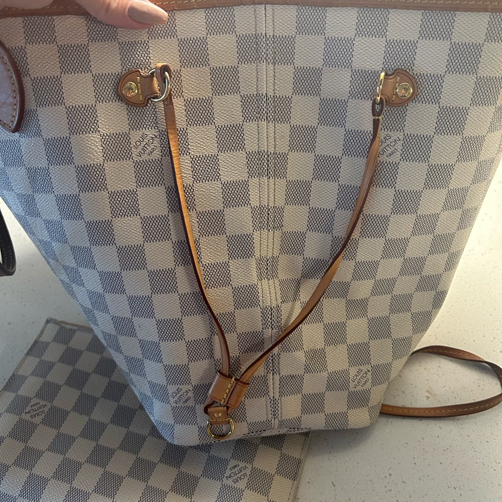 Authentic Louis Vuitton neverfull mm and wristlet - Picture 9 of 14